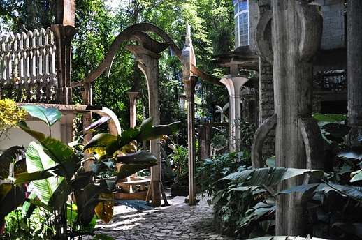 Las Pozas, Mexiko. Surrealistické zahrady postavil Edward James, začal roku 1949 a pokračoval až do své smrti 1984. (Foto: Trekearth.com)