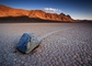 Racetrak Playa, USA. Na pláních v Údolí smrti putují kameny i po naprosté rovině. Vědci se domnívají, že by to mohl způsobovat silný vítr. (Foto: Cristimoise. wordpress.com)