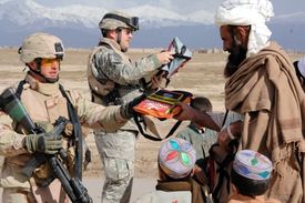 Američtí vojáci rozdávají dárky Afgháncům.