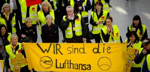 Zaměstnanci Lufthansy ve Frankfurtu nad Mohanem stávkují za vyšší mzdy.