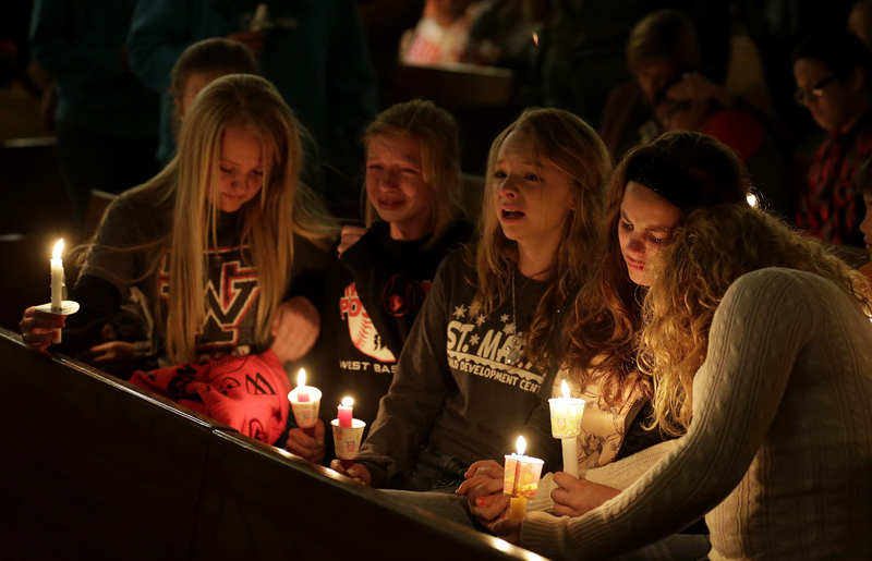 Za oběti neštěstí zapalovali lidé ve Westu den po tragédii svíčky v místním kostele.