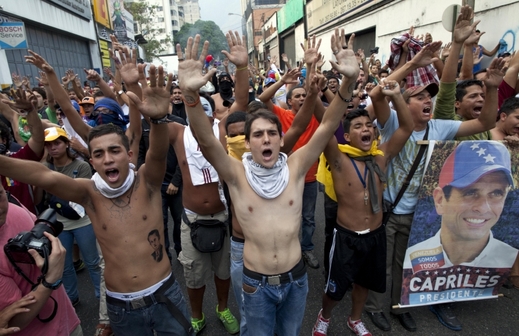 Demonstrující příznivci Caprilese.