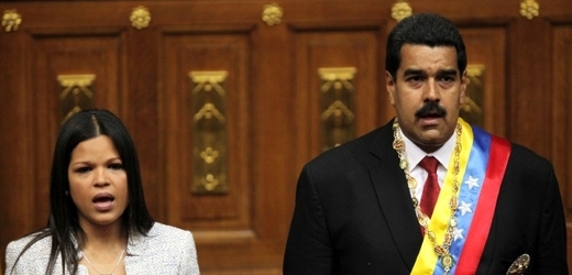 Chávezova dcer María Gabriela a nový prezident Nicolás Maduro při inauguraci.