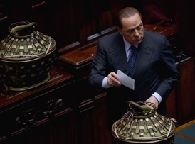 Silvio Berlusconi vhazuje svůj lístek do urny.