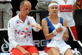 Petr Pála s Lucií Šafářovou na poradě během prvního zápasu.
