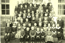 Kantor s žáky v roce 1913.