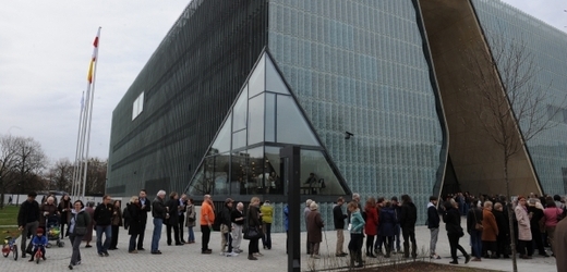 Nově otevřené muzeum přilákalo davy lidí. 