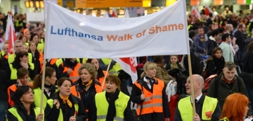 Stávkující zaměstnanci společnosti Lufthansa.