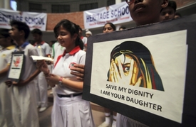 Indičtí studenti při vigilii za znásilněnou holčičku.