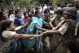 Ženy v Dillí protestovaly proti znásilnění pětiletého děvčete.