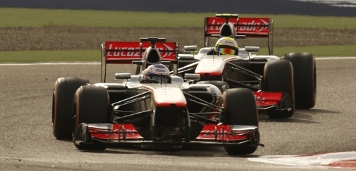 Pozor, kolega v zádech! Jenson Button a Sergio Pérez v Bahrajnu překvapili svou agresivitou.