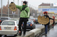 V prosinci 2012 protestovali ekologiští aktivisté na Nuselském mostě v Praze. Denně po něm projede v průměru 86 tisíc aut. (Foto: ČTK)