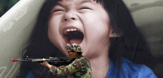 Je vyhrožování a hromování Kima III. z uplynulých týdnů spíše pro smích? Na snímku jihokorejský voják před velkoplošnou reklamou.