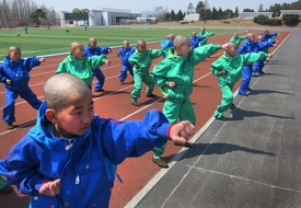 Žáci jedné politické školy v Pchjongjangu cvičí bojová umění.