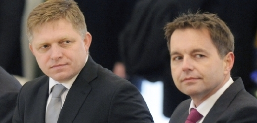 Slovenský ministr financí Peter Kažimír (vpravo) a slovenský předseda vlády Robert Fico.
