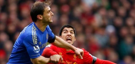 Útočník Liverpoolu Luis Suárez (vpravo) dostal za kousnutí protihráče pokutu.