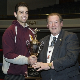 Tamerlan přebírá boxerskou trofej po soutěži New England Golden Gloves Championship v roce 2010.