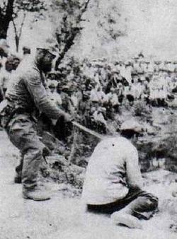 Nankingský masakr. Japonský voják usekává hlavu čínskému zajatci.