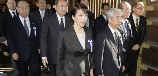 Japonští poslanci ve svatyni Jasukuni.