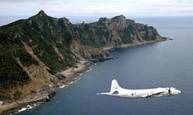 Čínský letoun nad sporným ostrovem Senkaku.