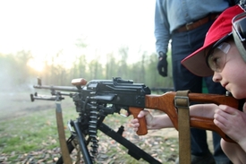 Americká rodina se učí střílet na Knob Creek Gun Range v Kentucky.