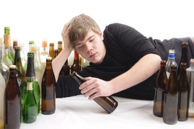 Pokud mladiství příjdou do hospody již opilí, mohou být vykázání ven (ilustrační foto).