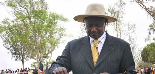 Yoweri Museveni stojí v čele země od roku 1986, volby v roce 2011 mu zajistily už čtvrtý mandát.