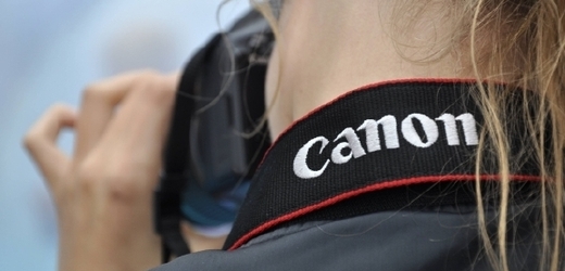 Japonská firma Canon má za poslední čtvrtletí o třetinu nižší zisk. Může za to nástup smartphonů.