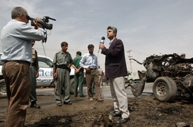 Reportéři afghánské televize v terénu.