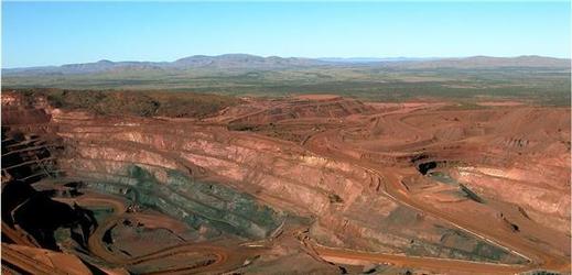 Důl na železnou rudu v australském Hamersley.