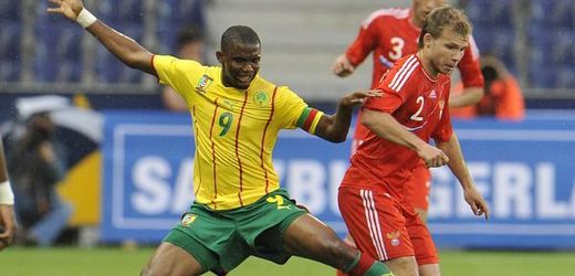 Největší hvězda národního týmu Kamerunu Samuel Eto´o v souboji s Romanem Shishkinem.