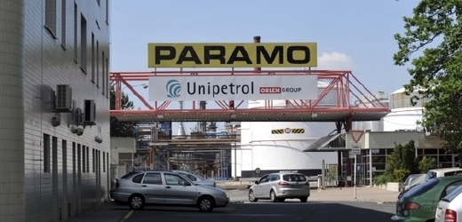 Loni petrochemický holding Unipetrol zastavil zpracování ropy v pardubické rafinerii Paramo. Příčinou byla nízká poptávka po pohonných hmotách
