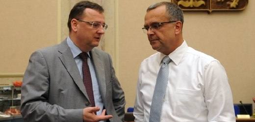 Premiér Petr Nečas (vlevo) s ministrem financí Miroslavem Kalouskem.