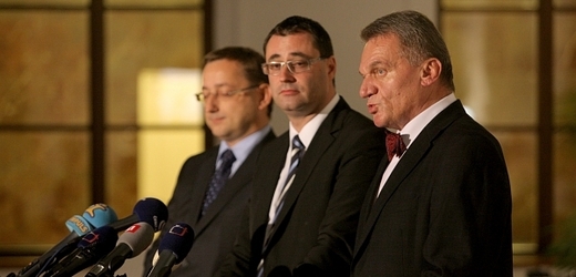 Boris Šťastný (uprostřed) s primátorem Bohuslavem Svobodou a Rudolfem Blažkem.