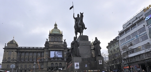 Sousoší, kterému dominuje socha sv. Václava na koni, bylo bez řetězů od roku 2005.