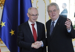 Prezident Miloš Zeman (vpravo) se 25. dubna v Praze setkal s prezidentem Evropské unie Hermanem Van Rompuyem (vlevo).