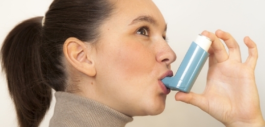 Zdravotně znevýhodnění jsou lidé např. s těžší formou astmatu (ilustrační foto).