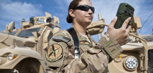 Americká vojačka s GPS v Afghánistánu.