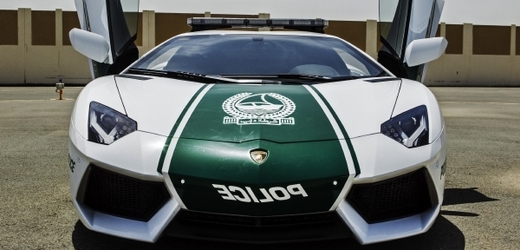 Policii v Dubaji nestačilo rozšíření počtu hlídkových vozidel o luxusní značku Lamborghini.