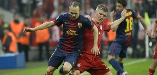 Andrés Iniesta (vlevo) zažil s Barcou několik pádů, konec úspěšné éry ale odmítá.