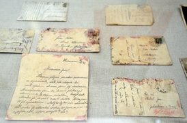 Zachovala se i řada velmi osobních materiálů, včetně dopisů blízkým.