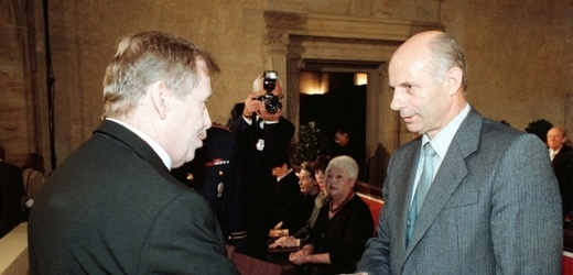 Archivní foto z roku 2001: Josef Hasil, známý jako "král Šumavy", přebírá medaili Za hrdinství od prezidenta Václava Havla.