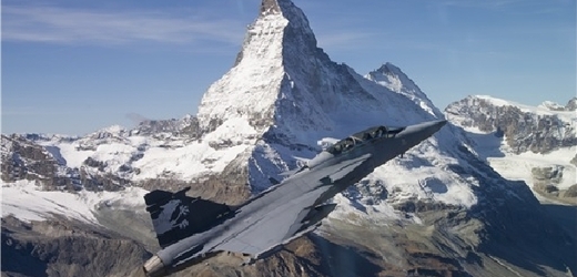 Švýcerské letectvo testuje gripeny v alpských podmínkách.