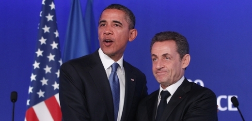 Americký prezident Barack Obama (vlevo) a bývalý prezident Francie Nicolas Sarkozy.