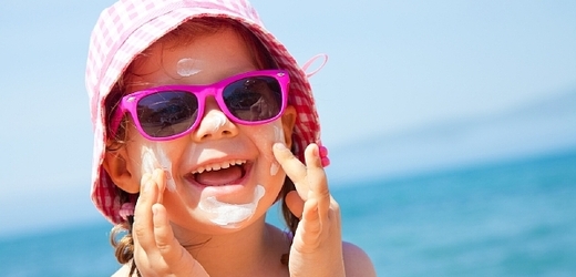 Ochrana před sluncem je u dětí nutná i proto, aby si tento návyk osvojily, říká dermatoložka (ilustrační foto).