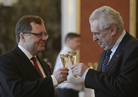 Prezident Nejvyššího kontrolního úřadu Miloslav Kala při svém jmenování s prezidentem Milošem Zemanem.