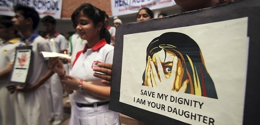 Pietní akt indických studentek za teprve pětiletou oběť znásilnění z minulého týdne. 