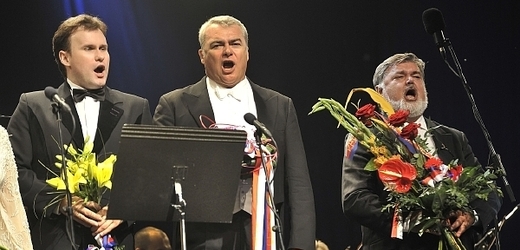 Miroslav Dvorský (uprostřed) už La Traviatu zpíval i na scéně vídeňské opery.