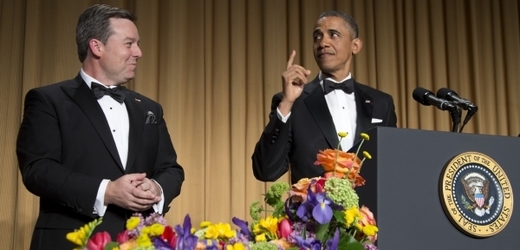 Prezident Obama při svém vtipu pohlédl na Eda Henryho z Fox News.