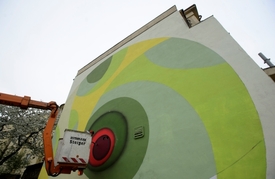 Radnice Prahy 10 podporuje tvorbu velkoplošných venkovních maleb na budovách, takzvaný mural art. 